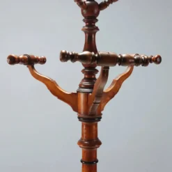 Porte-manteau ancien en tilleul teinté noyer, Italie, XIXe siècle