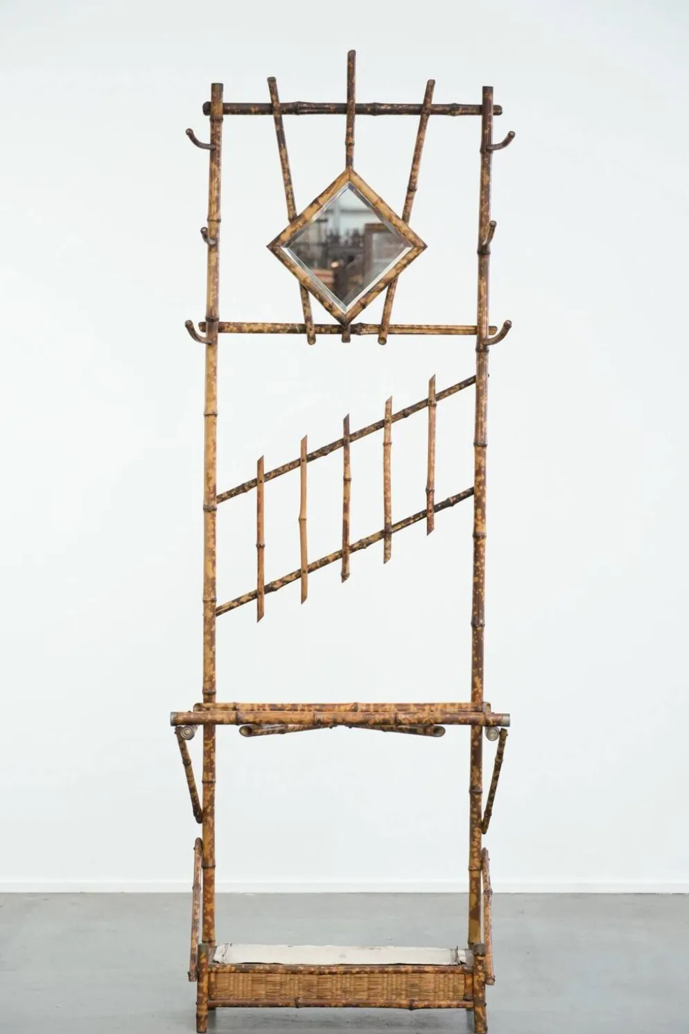 Porte-manteau ancien français en bambou, avec miroir et porte-parapluie.