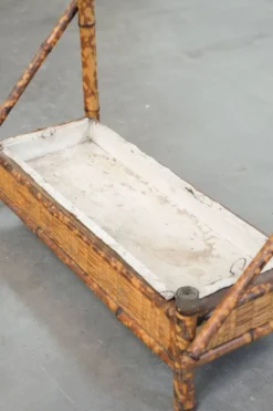 Porte-manteau ancien français en bambou, avec miroir et porte-parapluie.