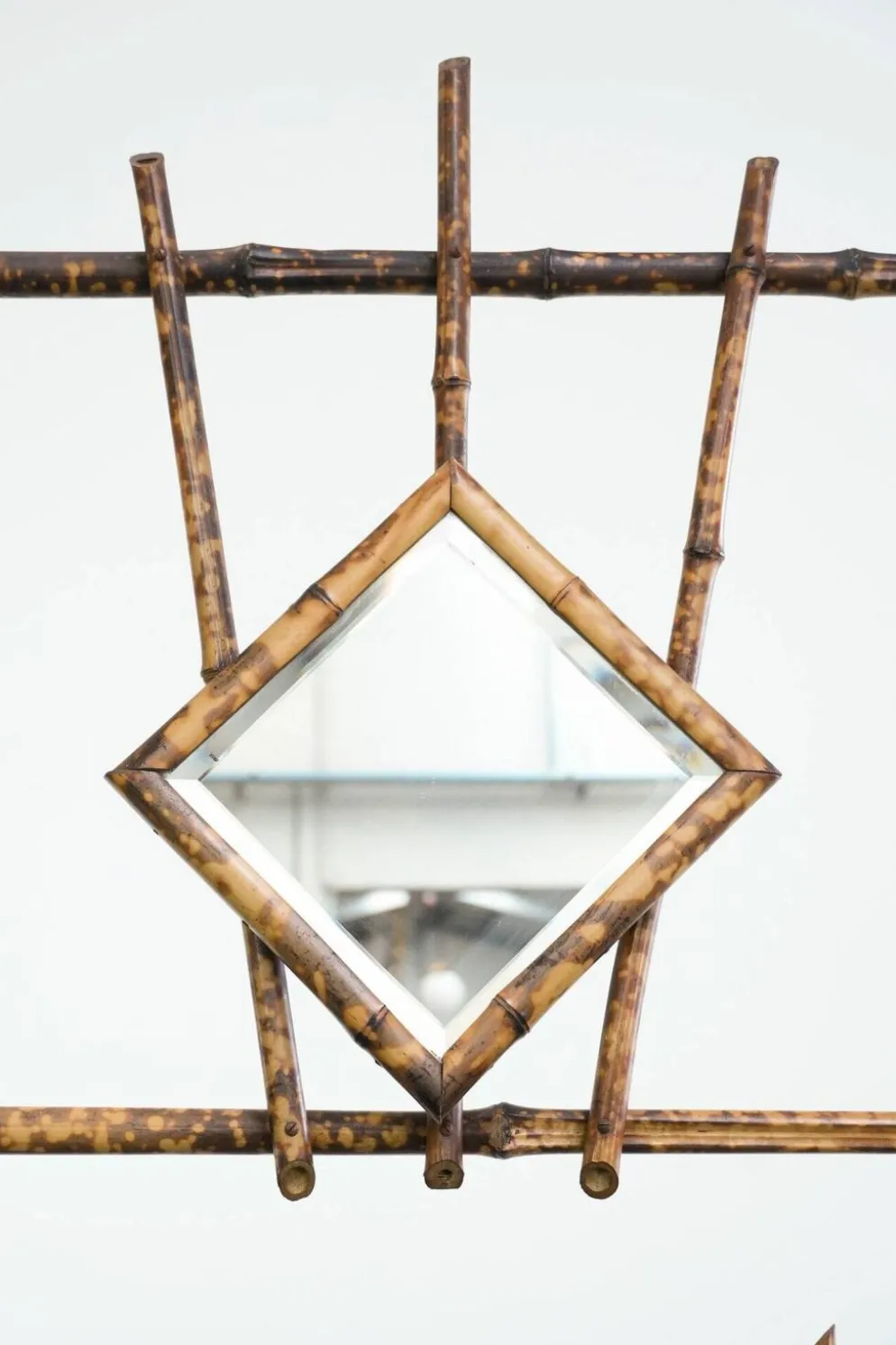 Porte-manteau ancien français en bambou, avec miroir et porte-parapluie.
