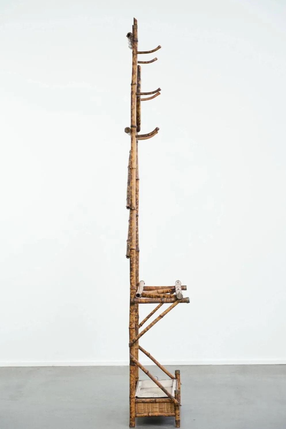 Porte-manteau ancien français en bambou, avec miroir et porte-parapluie.