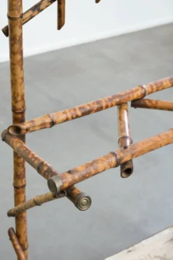 Porte-manteau ancien français en bambou, avec miroir et porte-parapluie.