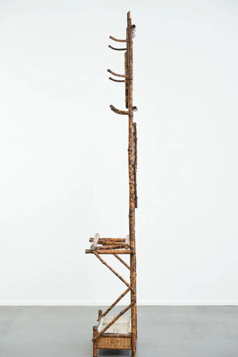 Porte-manteau ancien français en bambou, avec miroir et porte-parapluie.