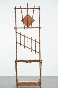 Porte-manteau ancien français en bambou, avec miroir et porte-parapluie.