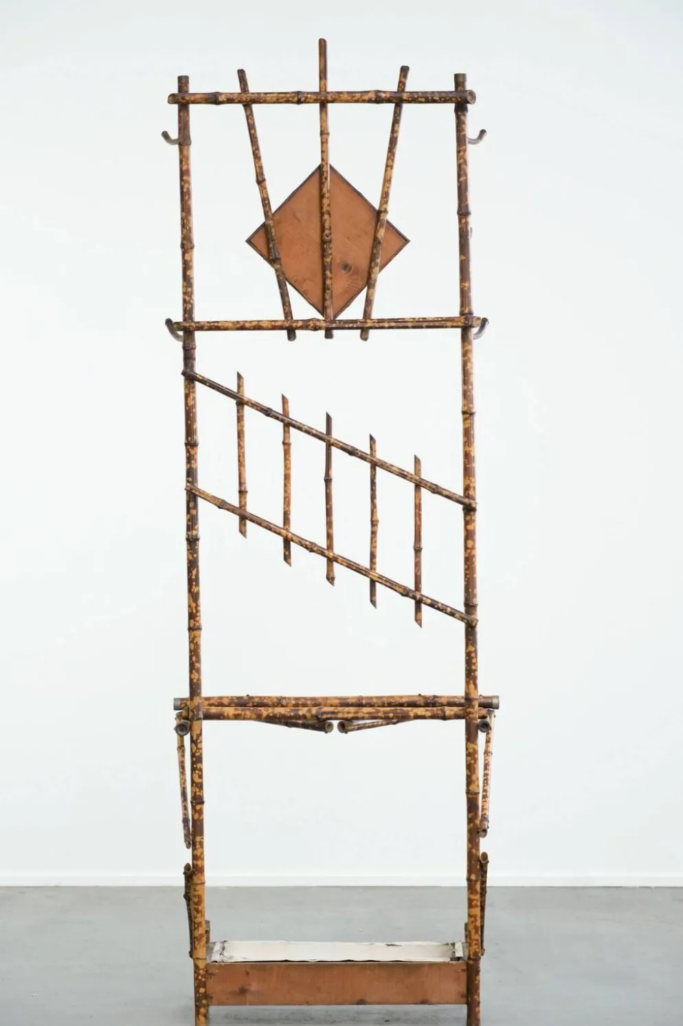Porte-manteau ancien français en bambou, avec miroir et porte-parapluie.
