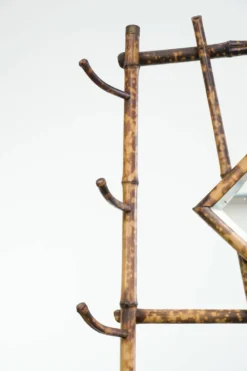 Porte-manteau ancien français en bambou, avec miroir et porte-parapluie.