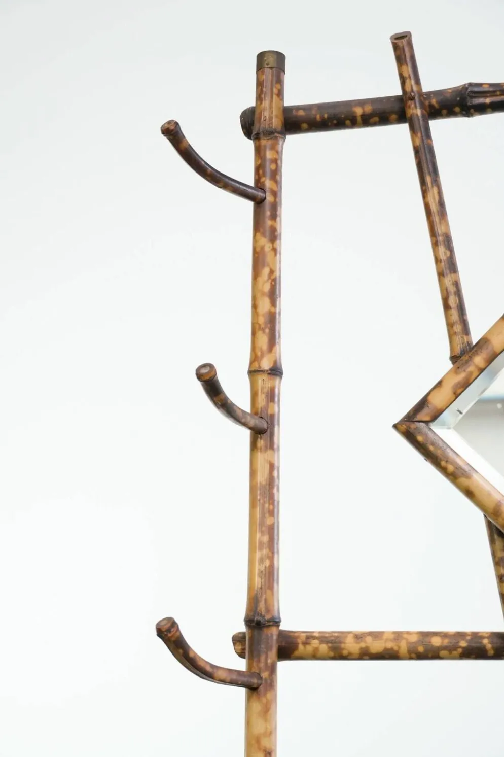 Porte-manteau ancien français en bambou, avec miroir et porte-parapluie.