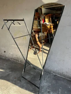 Porte-manteau avec miroir en métal style Memphis (années 1980)