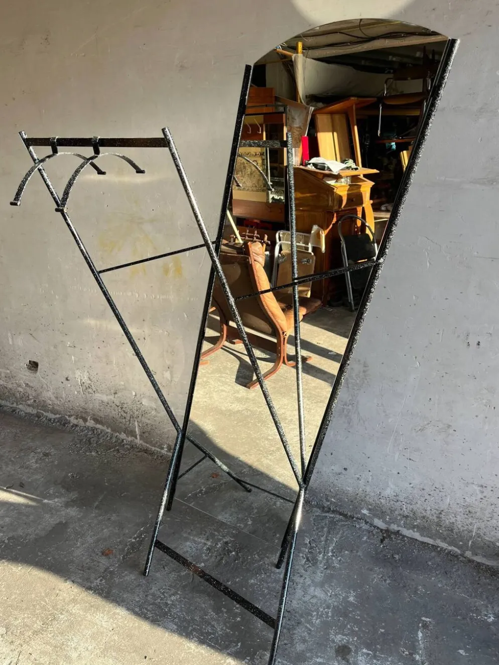 Porte-manteau avec miroir en métal style Memphis (années 1980)