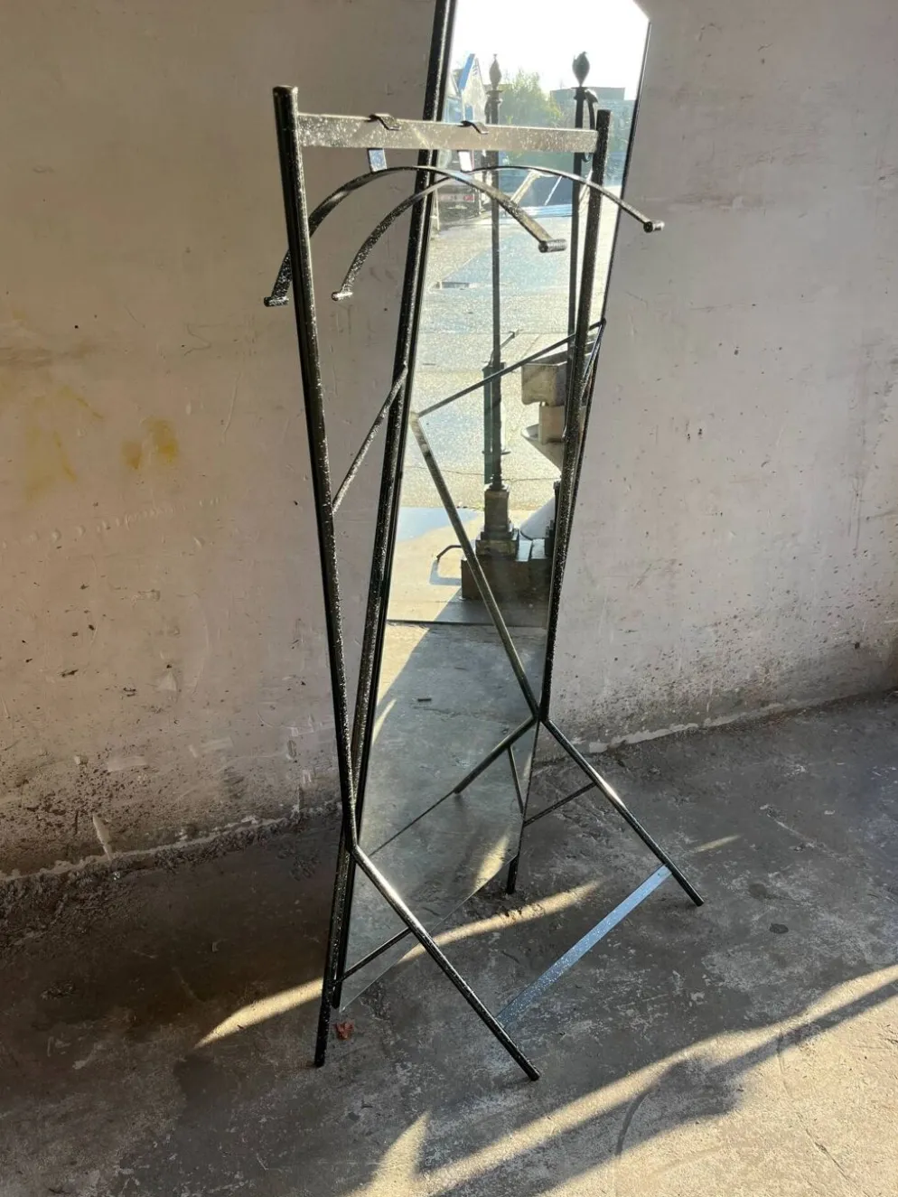 Porte-manteau avec miroir en métal style Memphis (années 1980)