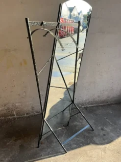 Porte-manteau avec miroir en métal style Memphis (années 1980)