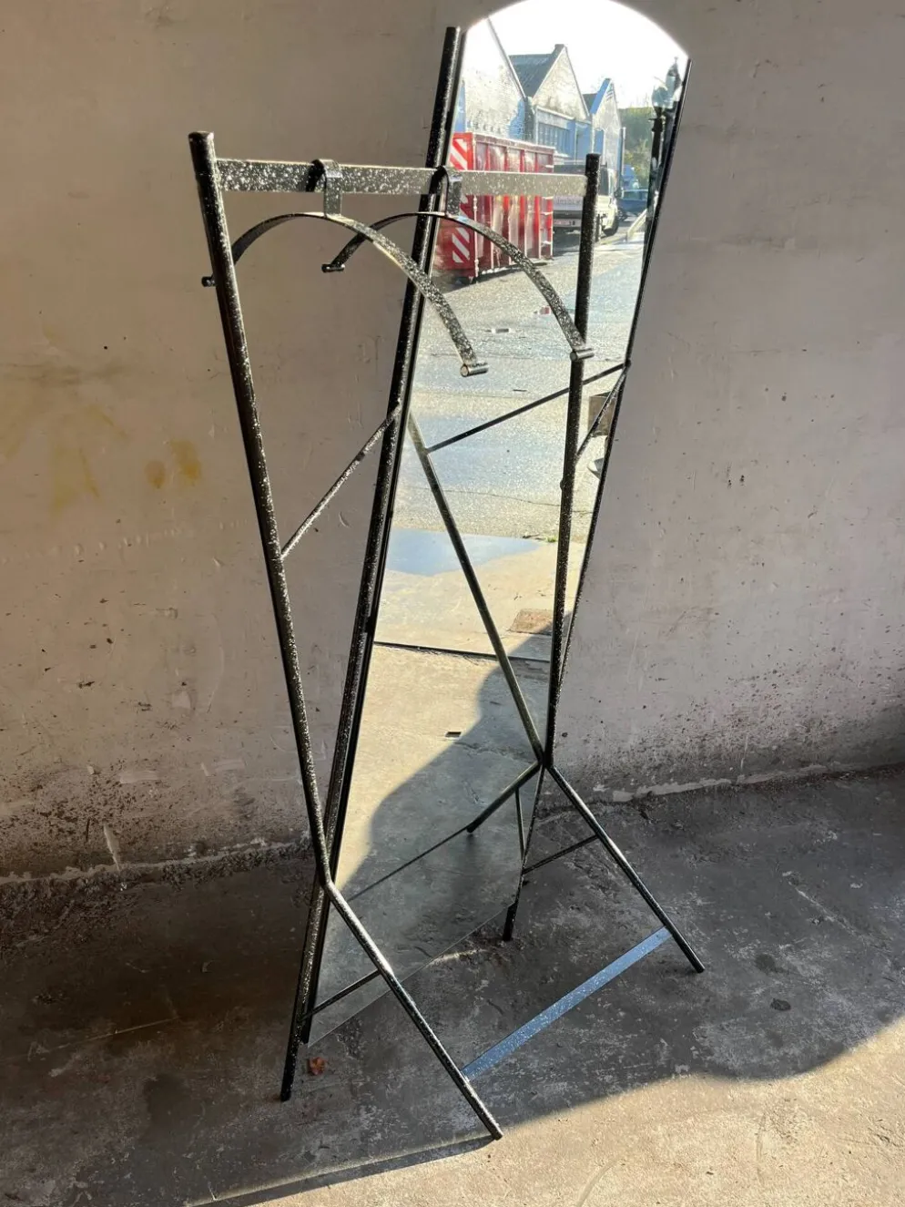 Porte-manteau avec miroir en métal style Memphis (années 1980)