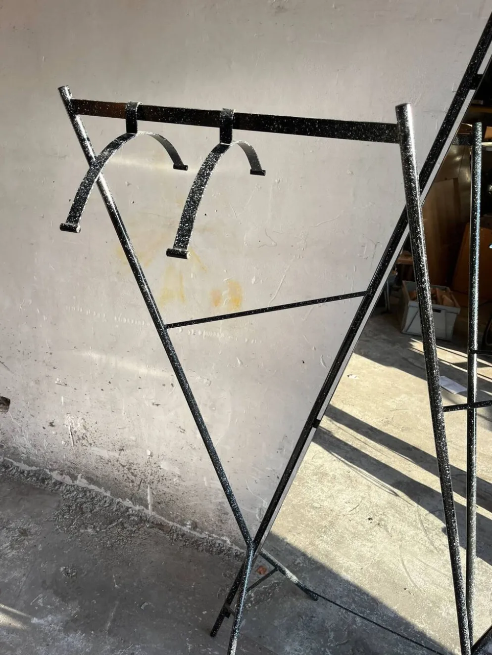 Porte-manteau avec miroir en métal style Memphis (années 1980)