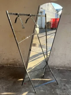 Porte-manteau avec miroir en métal style Memphis (années 1980)