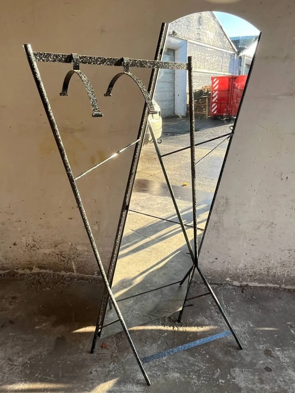 Porte-manteau avec miroir en métal style Memphis (années 1980)
