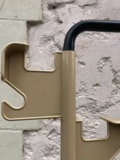 Porte-manteau beige et noir Manade de Jean-Pierre Vitrac