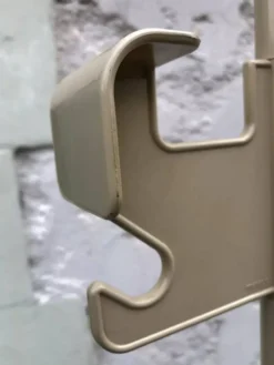 Porte-manteau beige et noir Manade de Jean-Pierre Vitrac