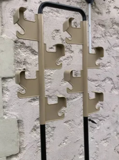 Porte-manteau beige et noir Manade de Jean-Pierre Vitrac