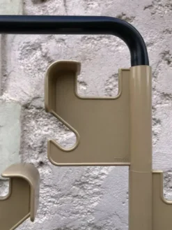 Porte-manteau beige et noir Manade de Jean-Pierre Vitrac