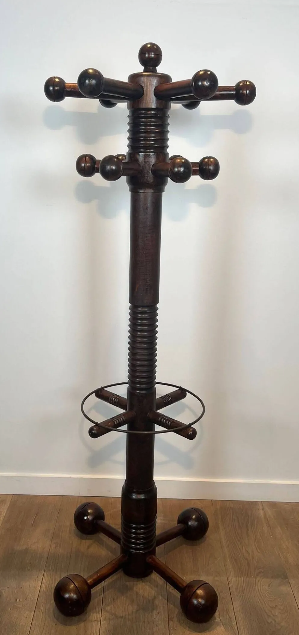 Portemanteau brutaliste en chêne sculpté de Charles Dudouyt