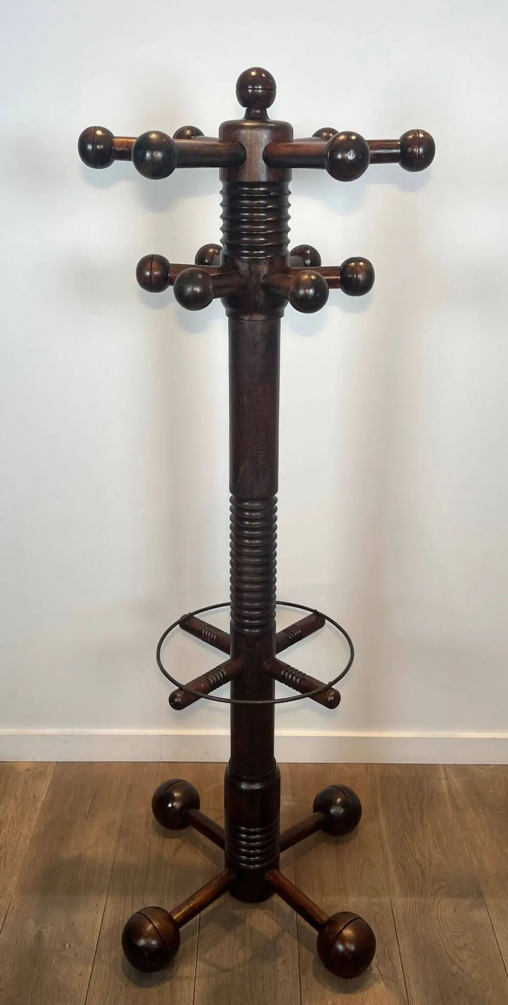 Portemanteau brutaliste en chêne sculpté de Charles Dudouyt
