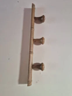 Porte manteau composé de 3 pateres en bois vintage