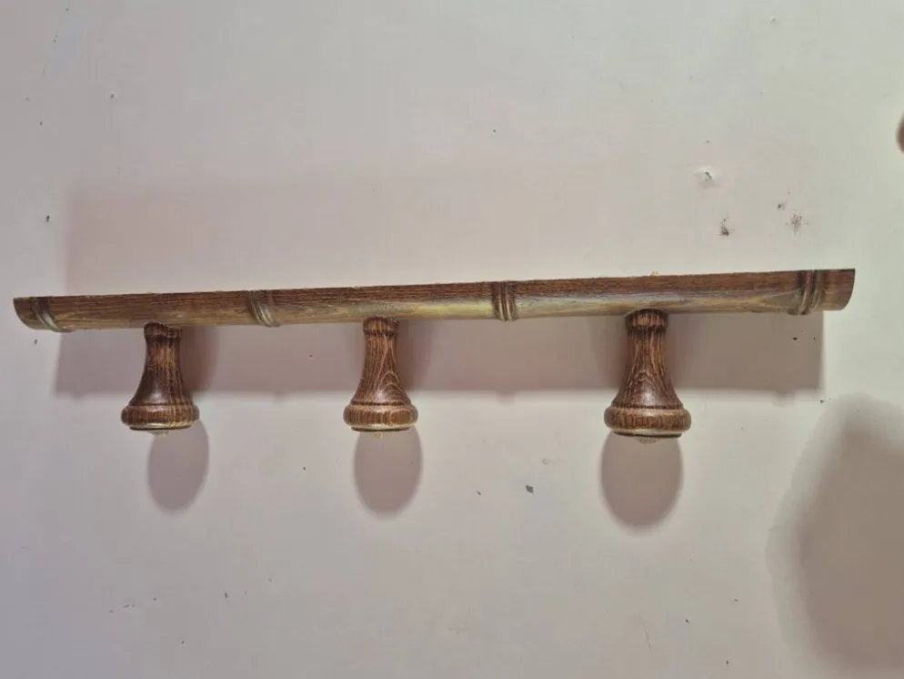 Porte manteau composé de 3 pateres en bois vintage