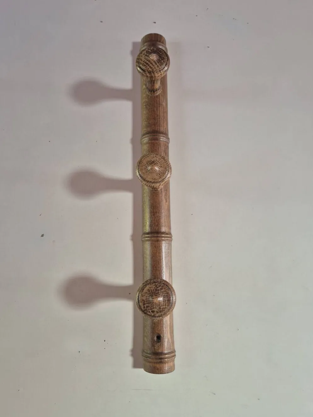 Porte manteau composé de 3 pateres en bois vintage