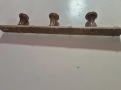 Porte manteau composé de 3 pateres en bois vintage