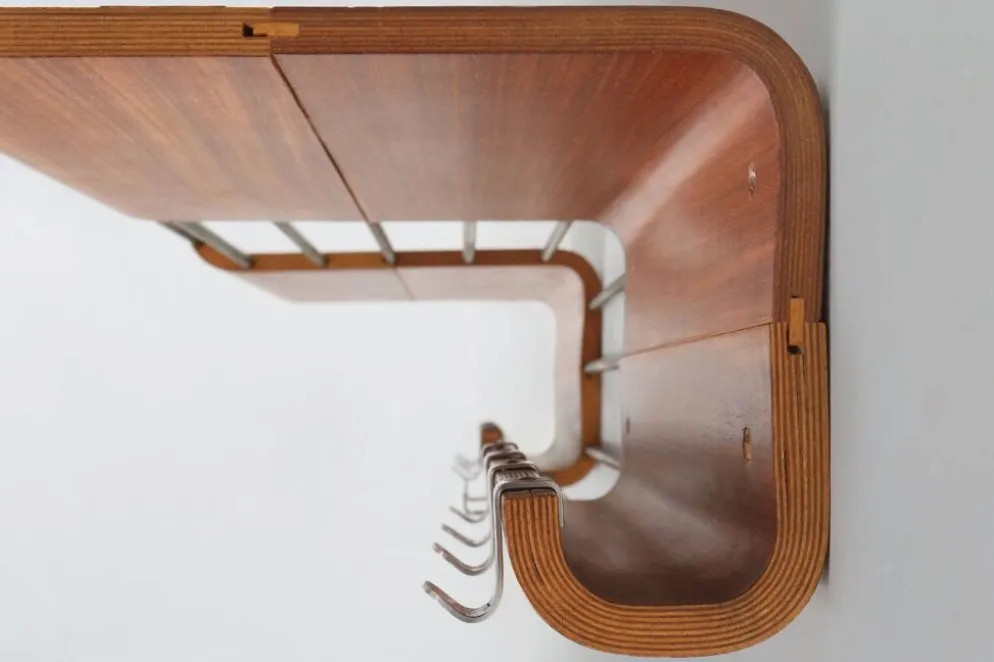 Porte-manteau de milieu de siècle en contreplaqué cintré attribué à De Coene, Belgique, années 1960.
