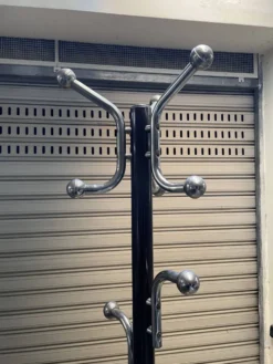 Porte-manteau des années 1970 avec base en marbre et bras chromés