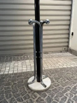 Porte-manteau des années 1970 avec base en marbre et bras chromés