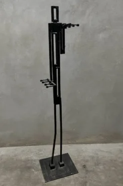Porte-manteau design en fer – Pièce unique sculpturale
