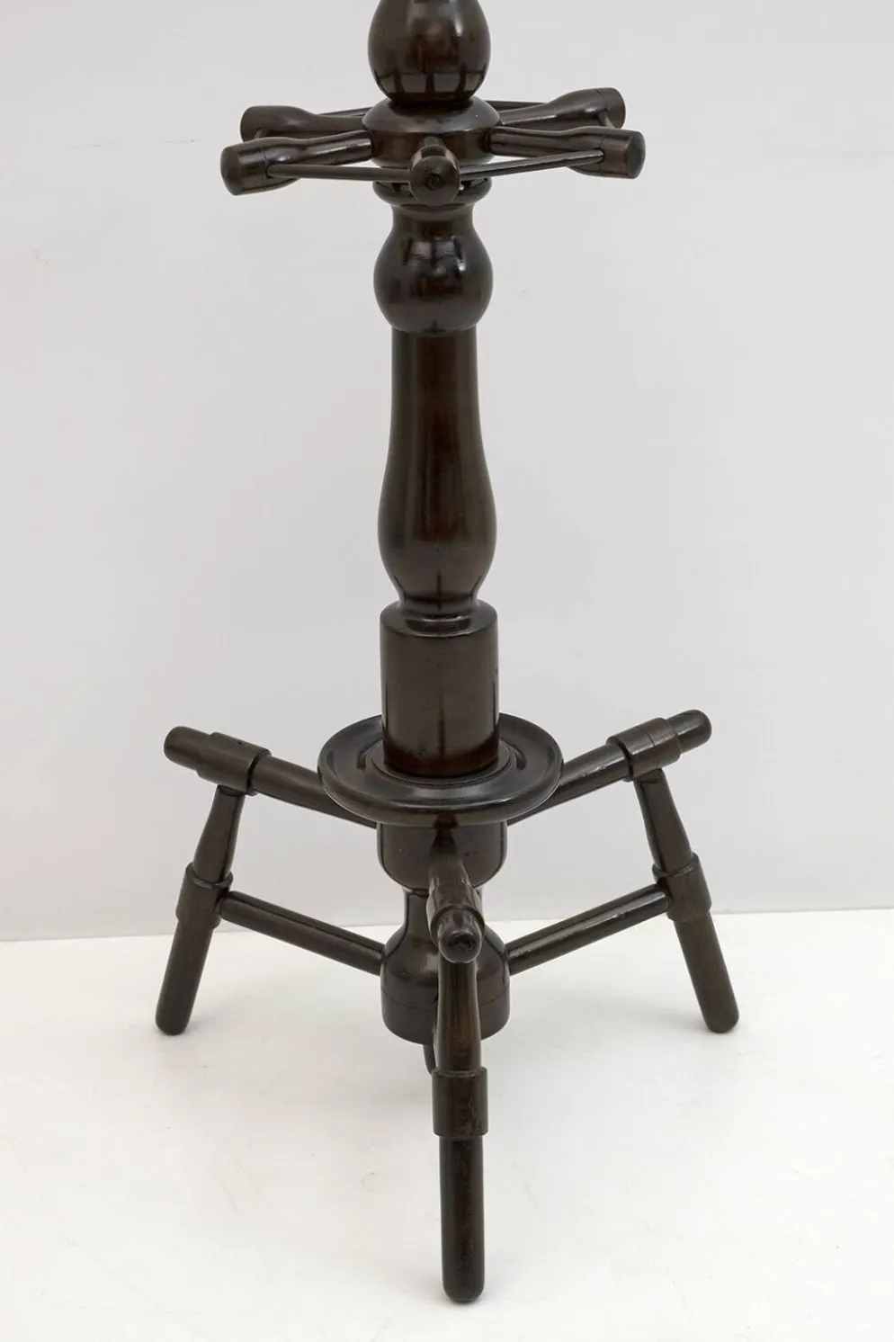 Porte-manteau de sol en noyer italien moderne du milieu du siècle avec porte-parapluie, 50
