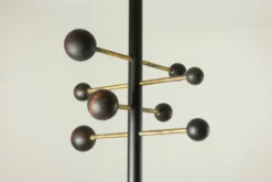 Portemanteau du sol au plafond en métal laqué et laiton. Contemporain.
