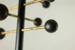 Portemanteau du sol au plafond en métal laqué et laiton. Contemporain.
