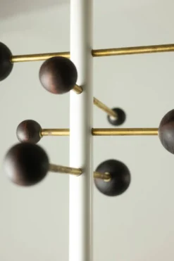 Portemanteau du sol au plafond en métal laqué et laiton. Contemporain.