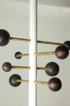 Portemanteau du sol au plafond en métal laqué et laiton. Contemporain.