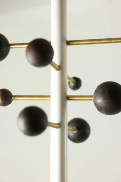 Portemanteau du sol au plafond en métal laqué et laiton. Contemporain.