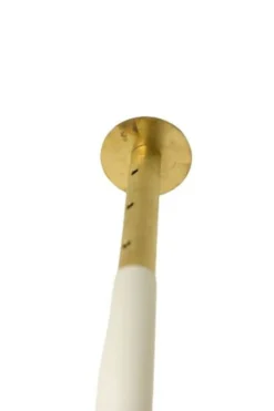 Portemanteau du sol au plafond en métal laqué et laiton. Contemporain.