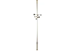 Portemanteau du sol au plafond en métal laqué et laiton. Contemporain.