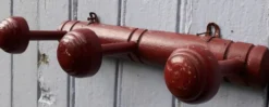Porte manteau en bois bordeaux