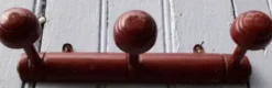 Porte manteau en bois bordeaux
