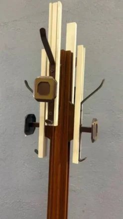 Porte-manteau en bois et acier inoxydable de style mid-century par Carlo De Carli pour FIARM années 1960 Italie