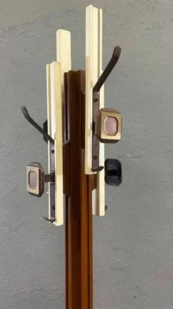 Porte-manteau en bois et acier inoxydable de style mid-century par Carlo De Carli pour FIARM années 1960 Italie
