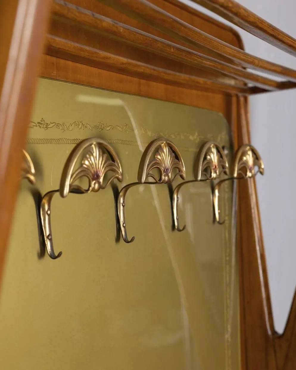 Porte-manteau en bois et verre décoré, Italie années 1950