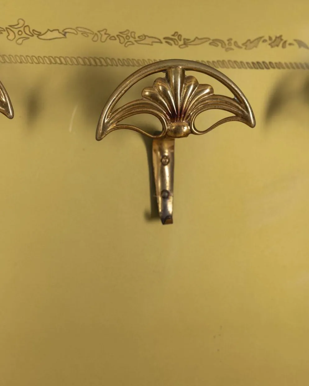 Porte-manteau en bois et verre décoré, Italie années 1950
