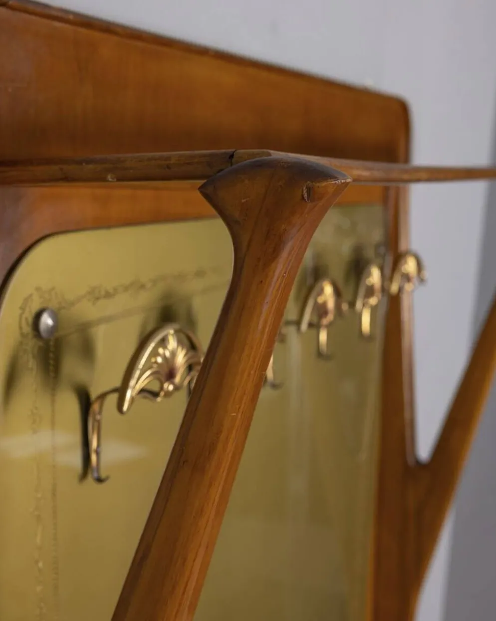 Porte-manteau en bois et verre décoré, Italie années 1950