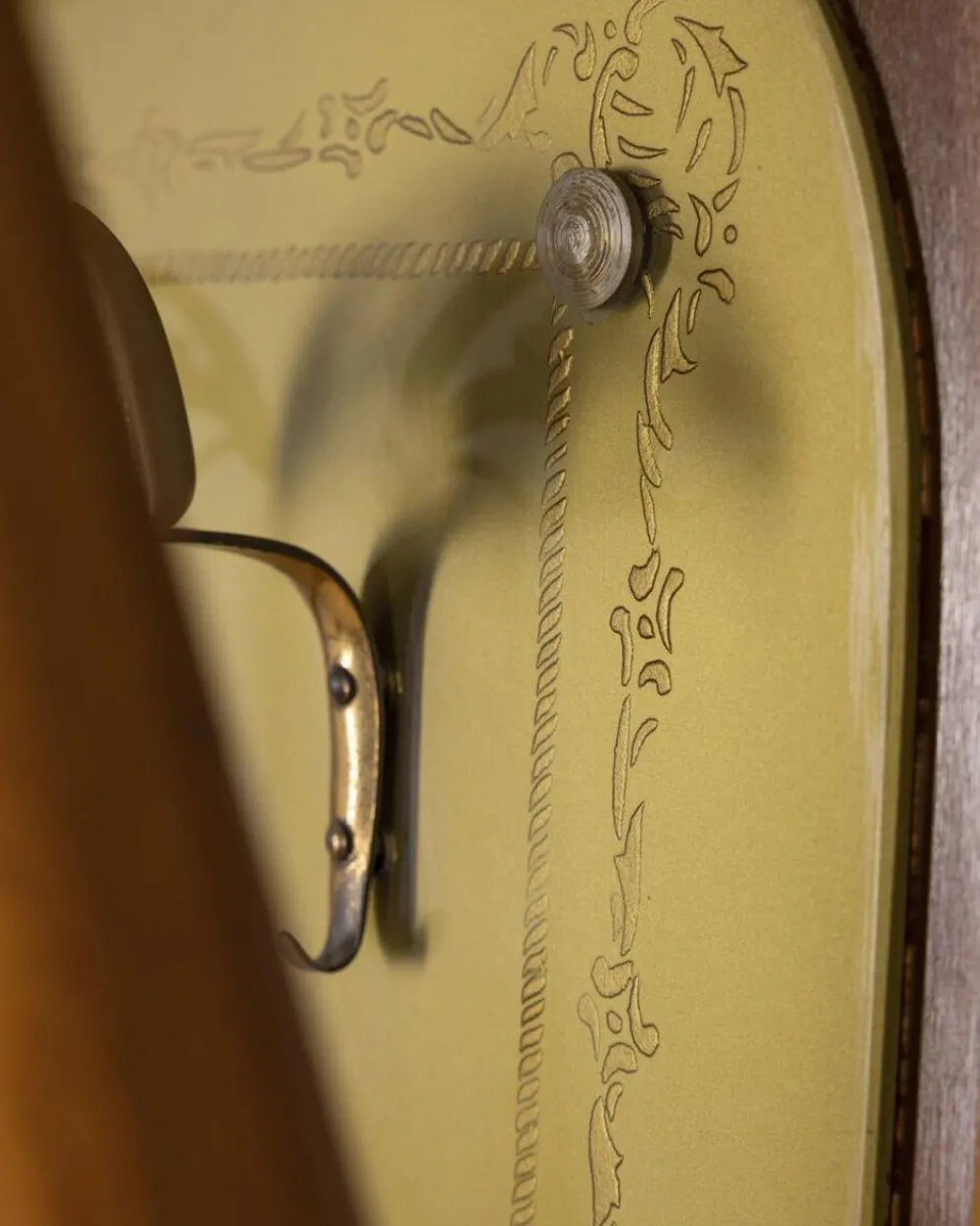 Porte-manteau en bois et verre décoré, Italie années 1950