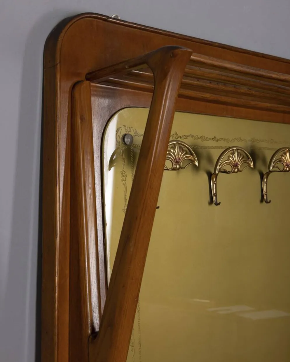 Porte-manteau en bois et verre décoré, Italie années 1950